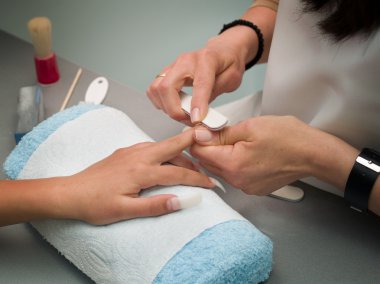 preparación de las manos para manicurael manikür için hazırlanıyor