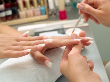 Kız tırnaklarını manikürlü.