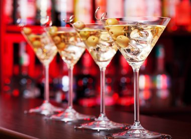 Martini bardaklarda kokteyl