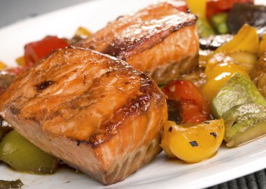 Somon Teriyaki sebze üzerine