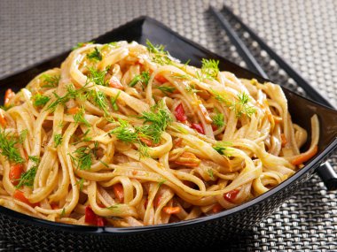 Asya noodles sosu ile