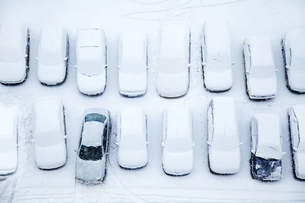 Bilar på parkering i snö — Stockfoto