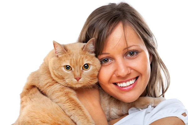 Mujer joven con gato doméstico pelirrojo — Foto de Stock