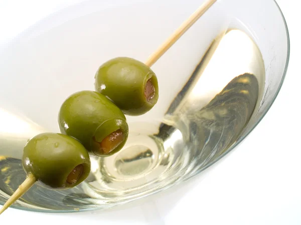 Сухой мартини с оливками — стоковое фото