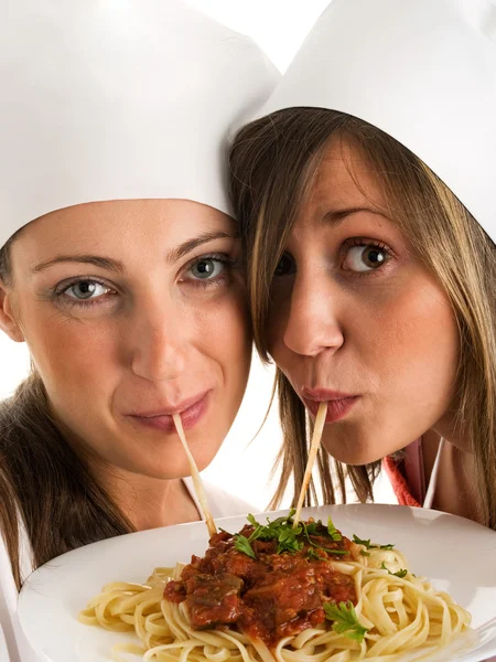 Дівчата Кухарі з макаронами — стокове фото
