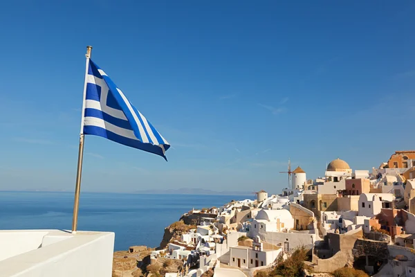 Grekisk flagg på Oia, Santorini — Stockfoto