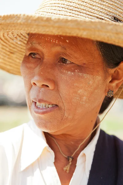 在典型的帽子缅甸女人 — 图库照片