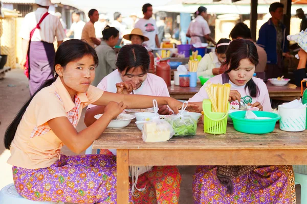 Young Burmese women having lunch — Stock Photo, Image