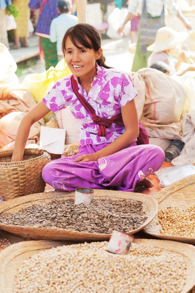 Mujer birmana joven vendiendo nueces — Foto de Stock