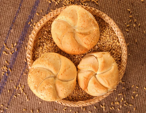 Zelfgebakken brood in mand — Stockfoto