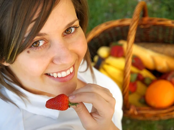 Frau isst Erdbeere — Stockfoto