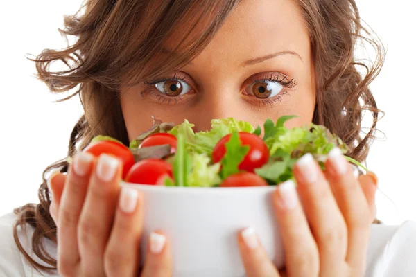 Frau bereitet Salat zu lizenzfreie Stockbilder