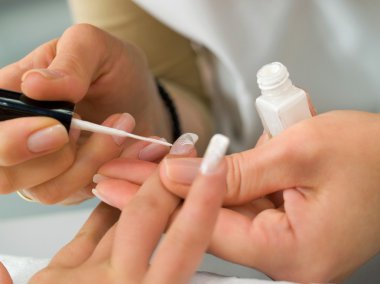 preparación de las manos para manicurael manikür için hazırlanıyor