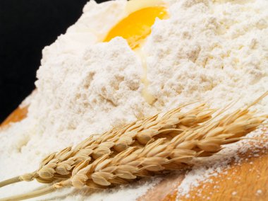 Un ve yumurta ile ekmek hazırlama