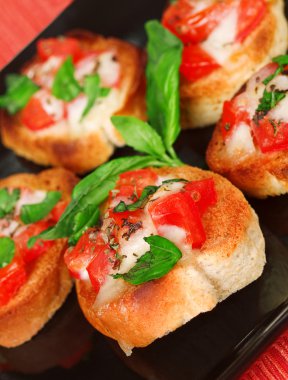 Domates ile İtalyan bruschetta
