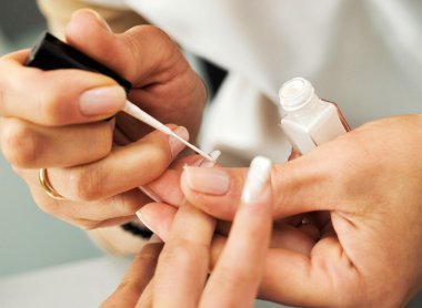 Kız tırnaklarını manikürlü