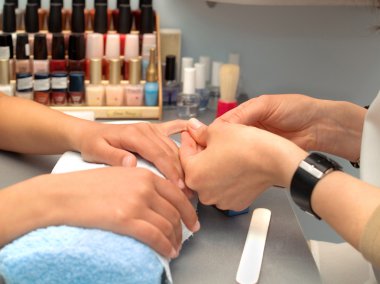 Manikür kadın için hazırlanıyor