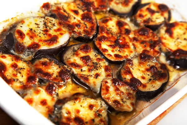 Patlıcan mozzarella ve fesleğen ile — Stok fotoğraf