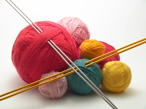 Kleurrijke wol en naalden — Stockfoto