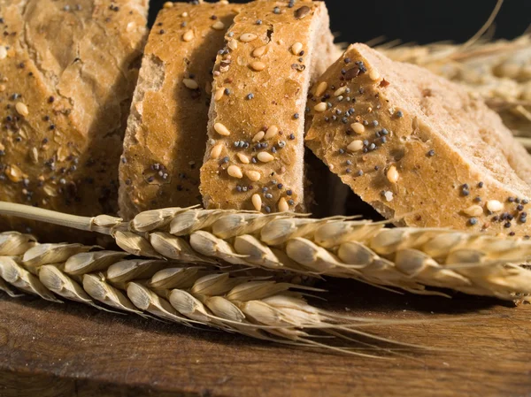 Homemade bread with raw wheat — Stock Photo, Image