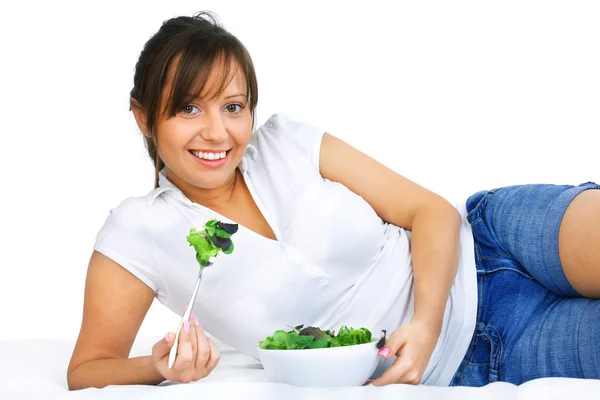 Mujer joven comiendo ensalada saludable —  Fotos de Stock