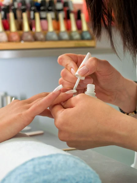 Mädchen Fingernägel werden gepflegt — Stockfoto