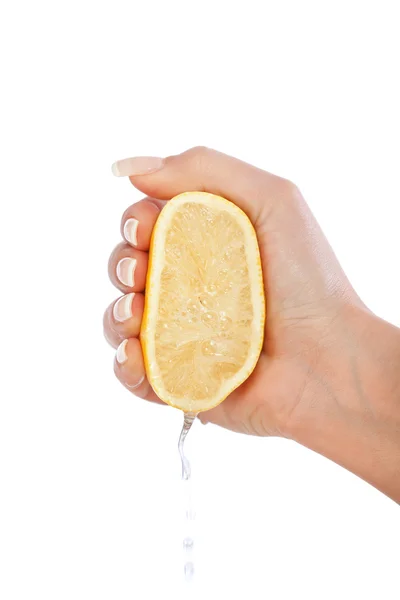 Женщина сжимает лимон — стоковое фото