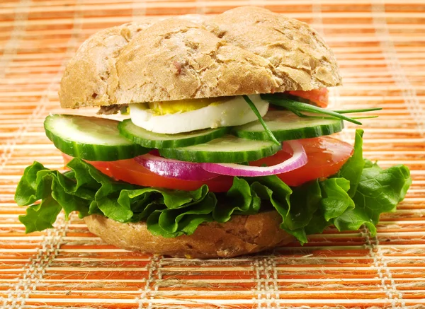 Sandwich vegetariano con verdure — Foto Stock