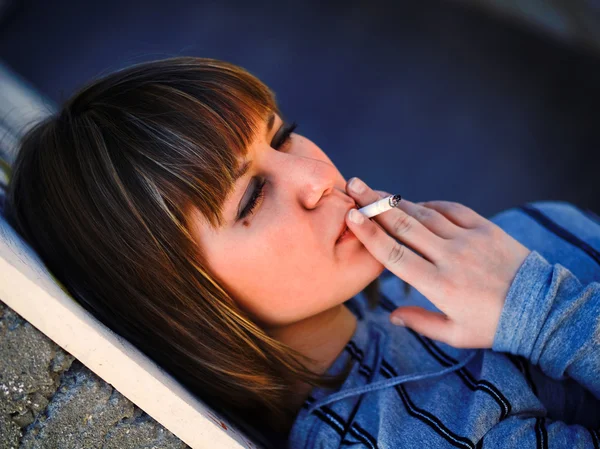 Menina estudante fumar — Fotografia de Stock