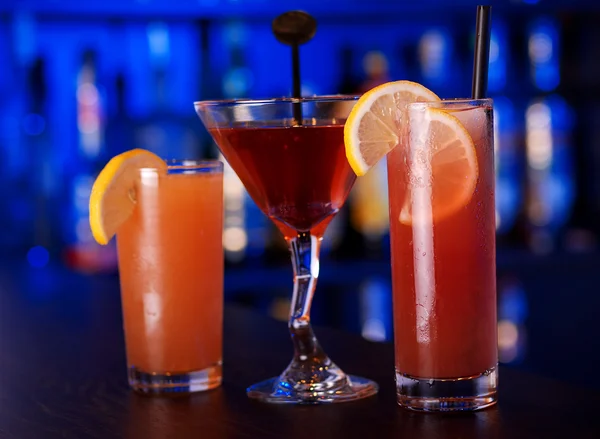 Три коктейля в баре — стоковое фото