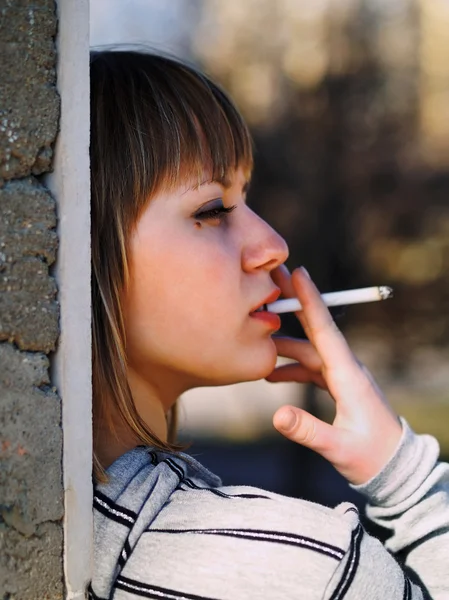 Frau in der Studentenpause — Stockfoto