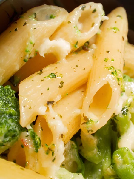 Penne s brokolicí a mozzarellou — Stock fotografie