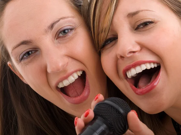 Meninas cantando Karaoke em microfone — Fotografia de Stock