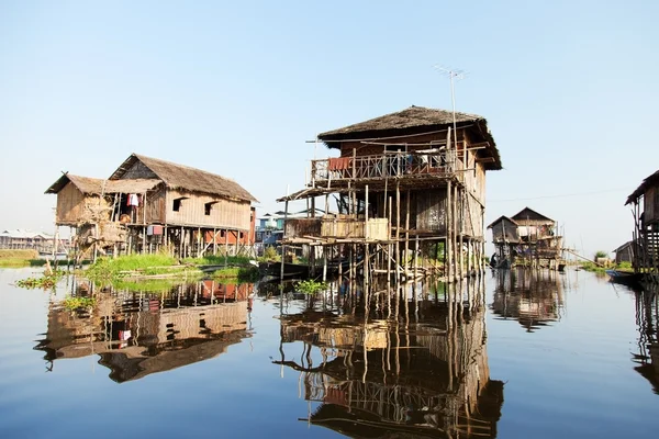 Case di villaggio galleggianti nel lago Inle — Foto Stock