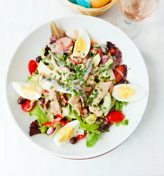 Tonbalıklı salata tabak içinde