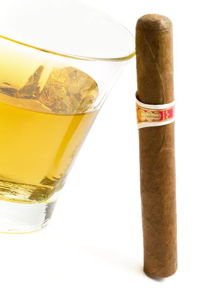 Cigare et whisky sur blanc — Photo