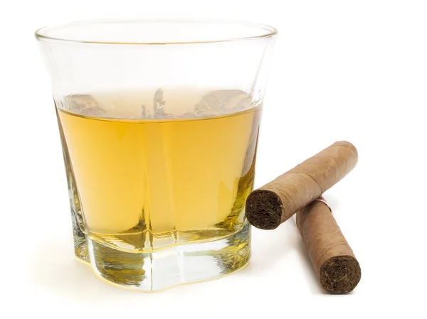 Cigarrer och whisky på vit — Stockfoto