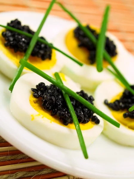Ovos com caviar preto — Fotografia de Stock