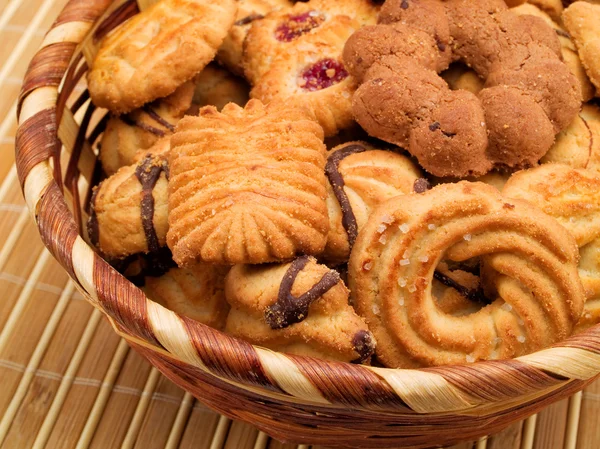 Biscoitos caseiros em cesta — Fotografia de Stock