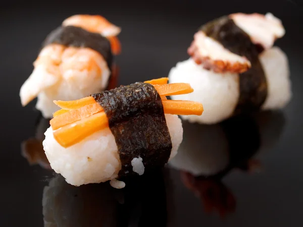 Rolos de sushi japonês — Fotografia de Stock