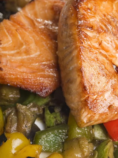 Salmone Teriyaki sulle verdure — Foto Stock