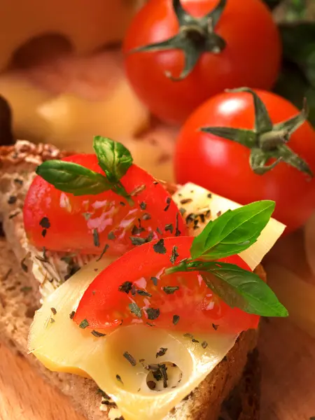 Panino al formaggio con pomodoro — Foto Stock