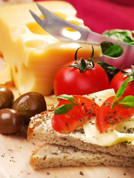 Käse-Sandwich mit Tomaten — Stockfoto