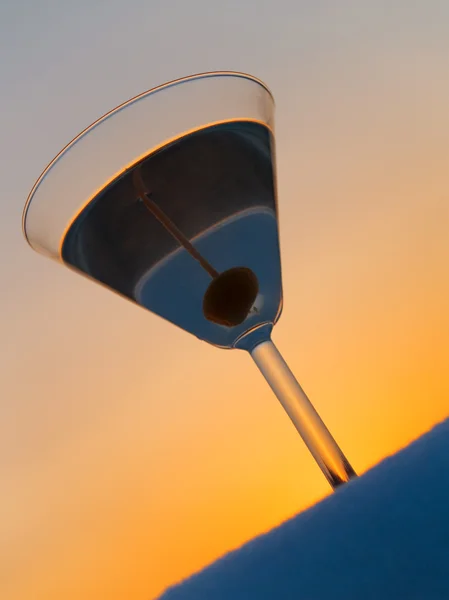 Dry martini on beach — Stock Photo, Image