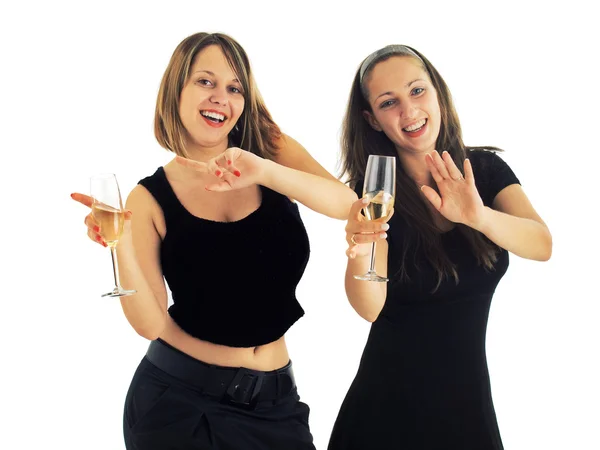 Twee meisjes dansen met champagneglazen — Stockfoto