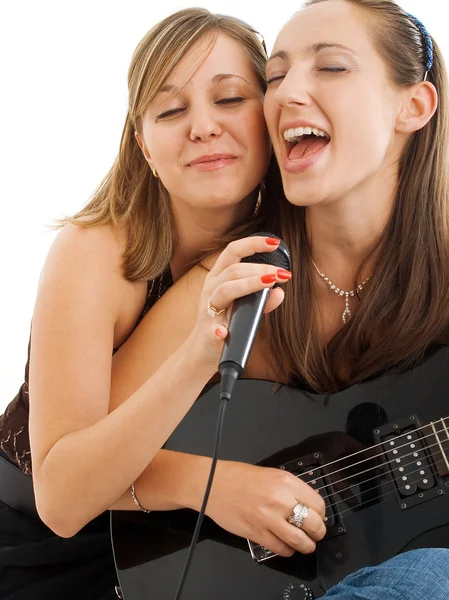Dziewczyny, śpiewa i gra na gitarze — Zdjęcie stockowe