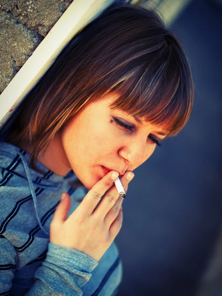 Adolescente menina fumar — Fotografia de Stock