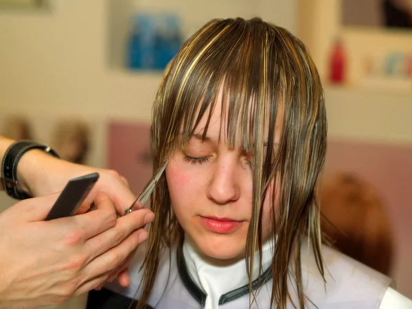 Mujer en peluquería —  Fotos de Stock