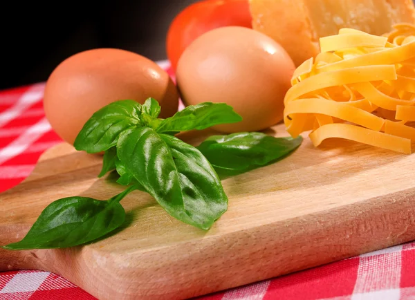 Ingrediënten voor het voorbereiden van tagliatelle — Stockfoto