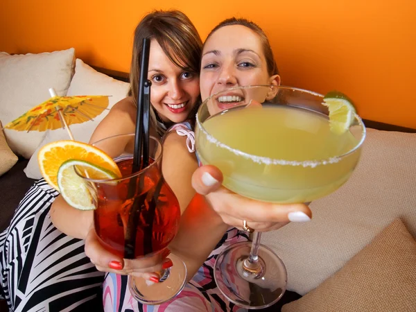 Giovani ragazze con cocktail — Foto Stock